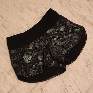 Lululemon mid rise lined short 4" size 4